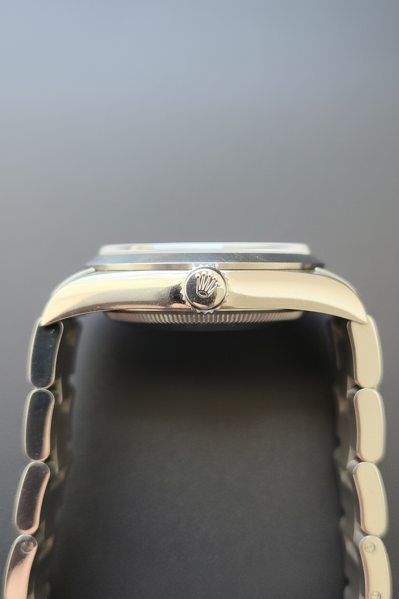 “Time-setting crown”
“Winding crown”
“Signed crown” (important for authenticity)